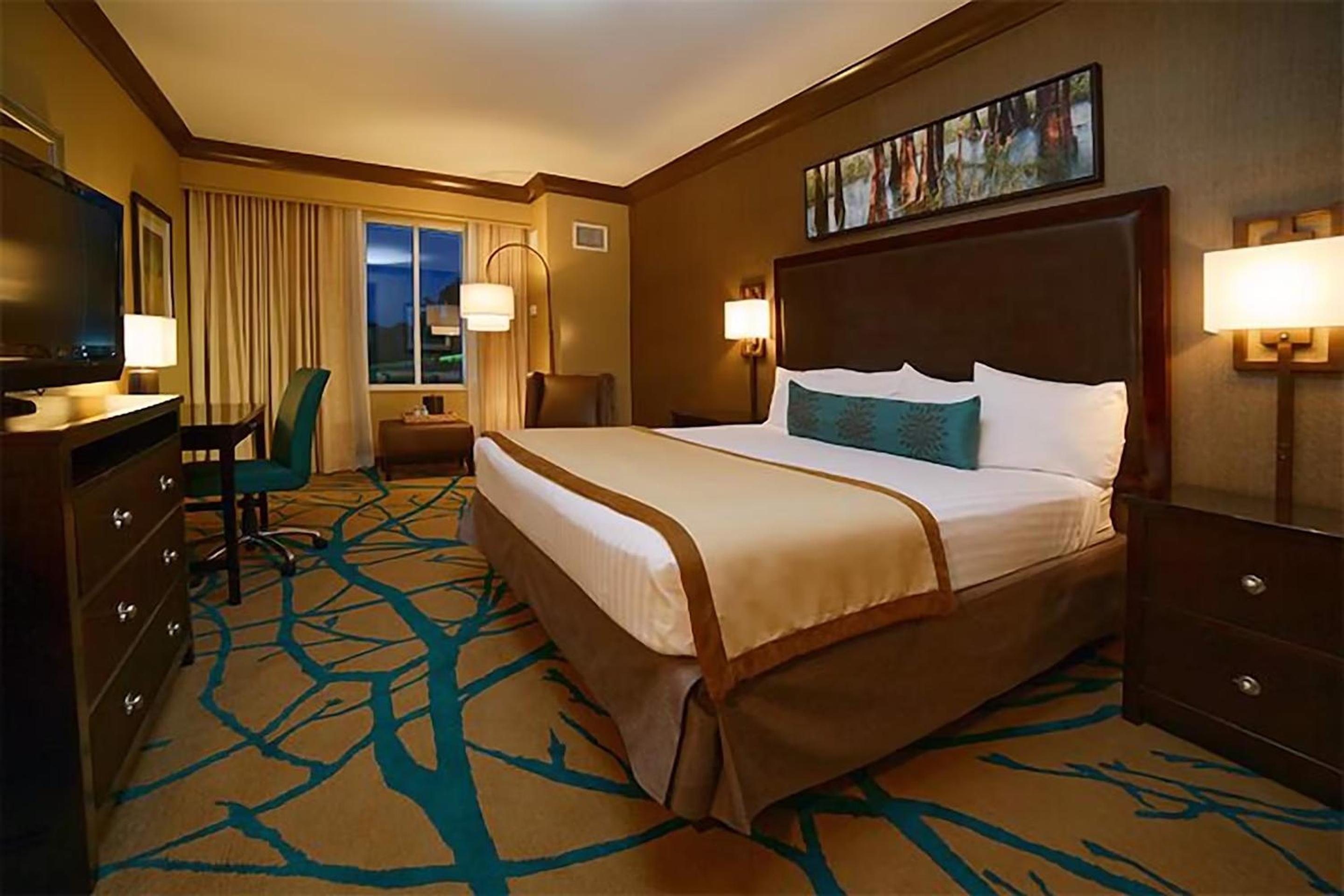 غرفة ديلوكس بسرير كينج، Riverwalk Casino Hotel 2/3