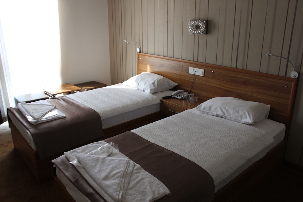 ROOM, TWIN BEDS