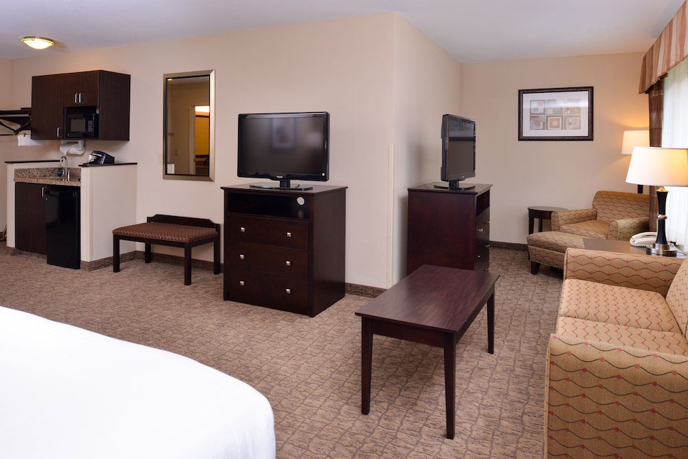 Holiday Inn Express Hotel And Suites Fairmont 48/64