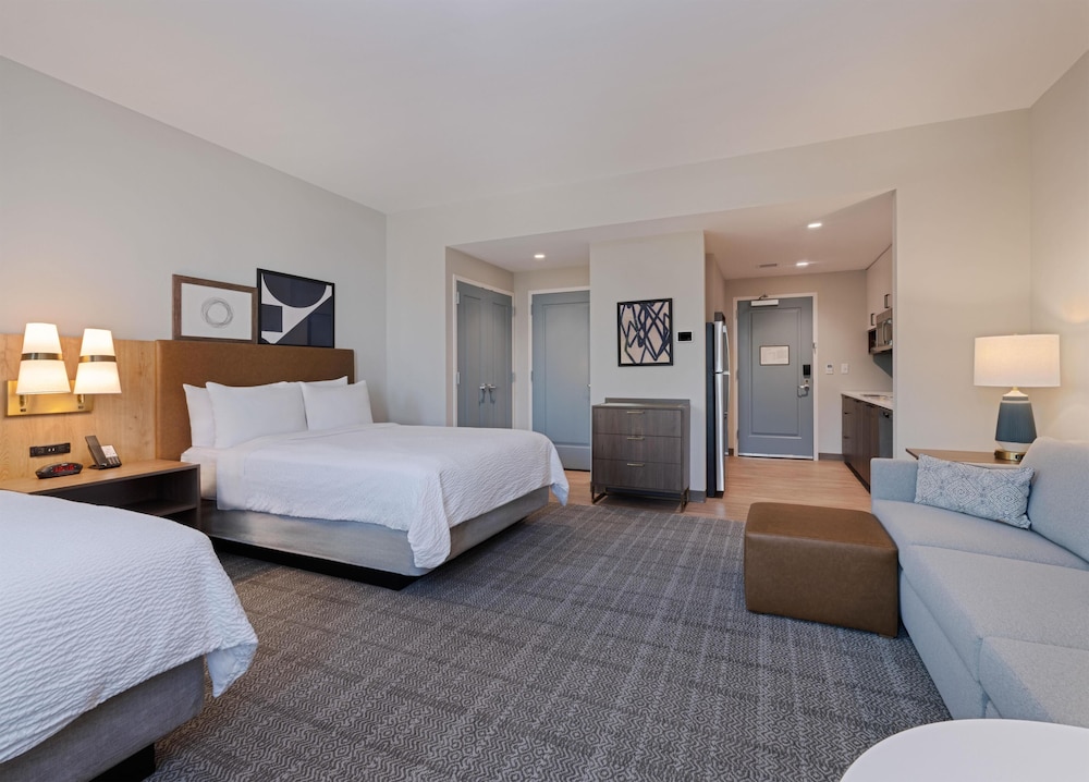 Deluxe, Multiple Beds, Kitchen