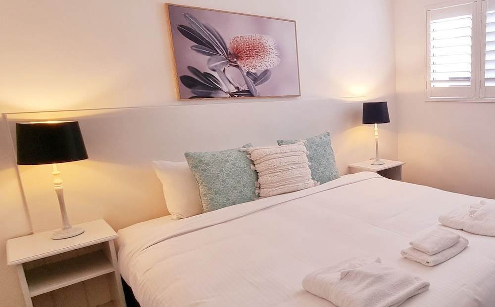 NOOSA RIVER RETREAT 9/23