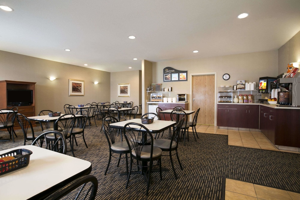 Days Inn by Wyndham Moose Jaw 13/18