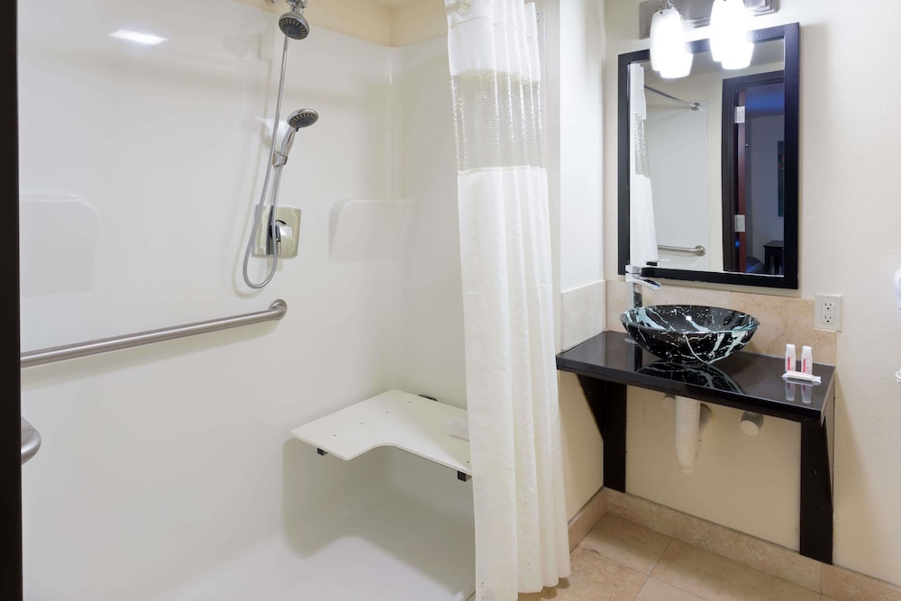 Days Inn Suites By Wyndham Milwaukee 21/40