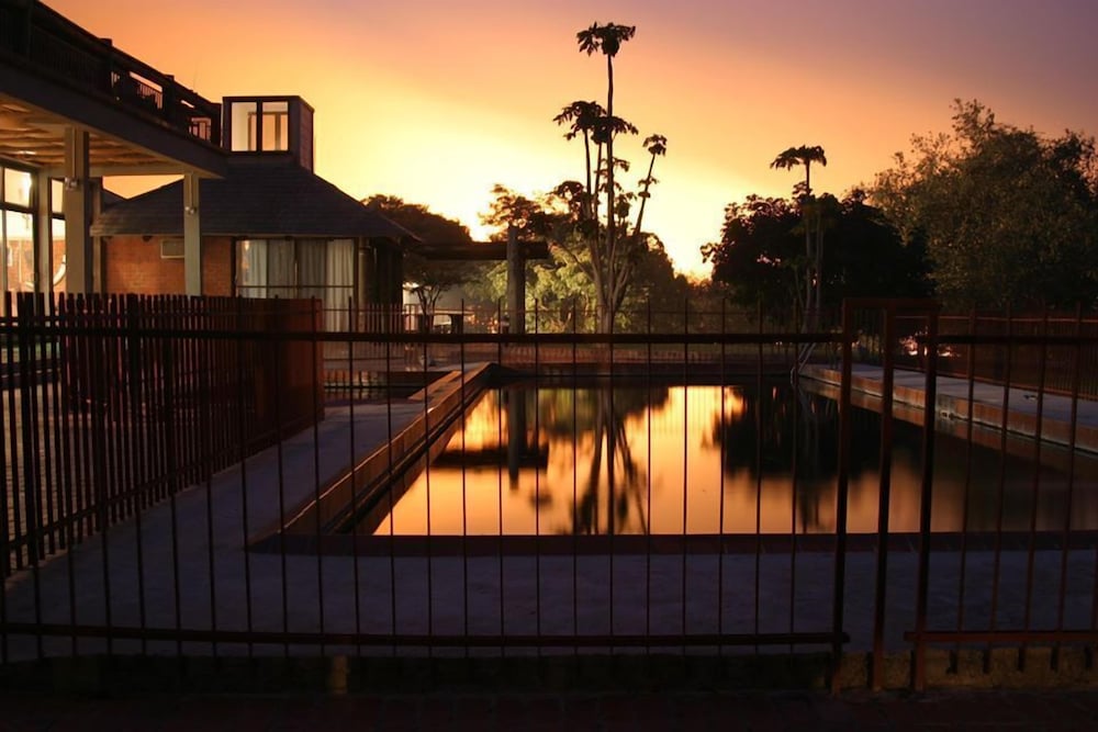 Chaminuka Luxury Lodge 4/28