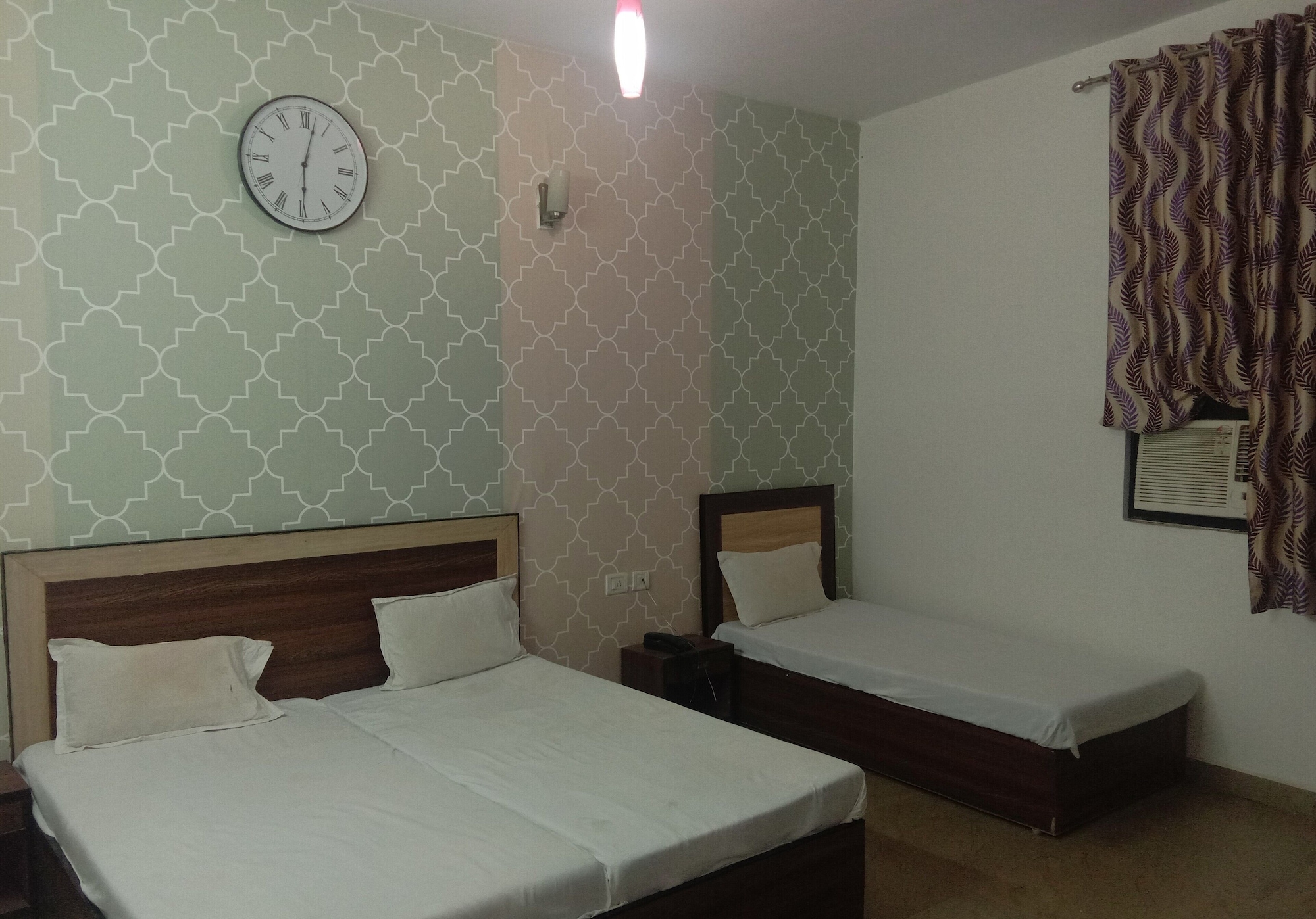 GRAND, MULTIPLE BEDS, CORNER