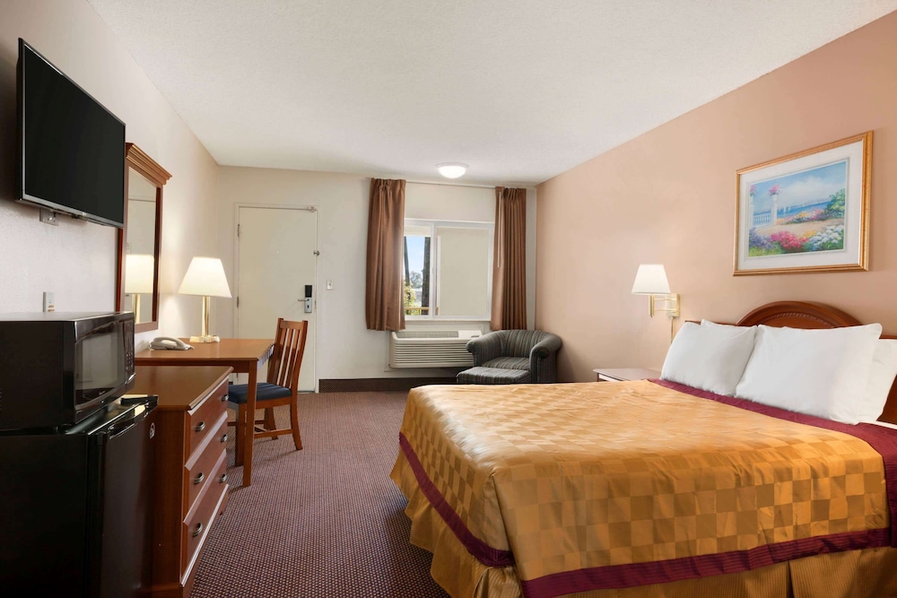 Travelodge By Wyndham Bakersfield 11/28