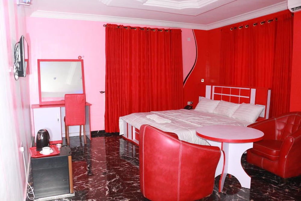 Resdon Hotel And Suites 8/15