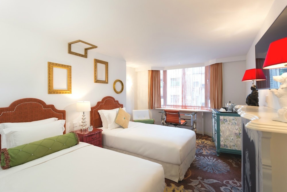 The Luxe Manor Hotel 9/41