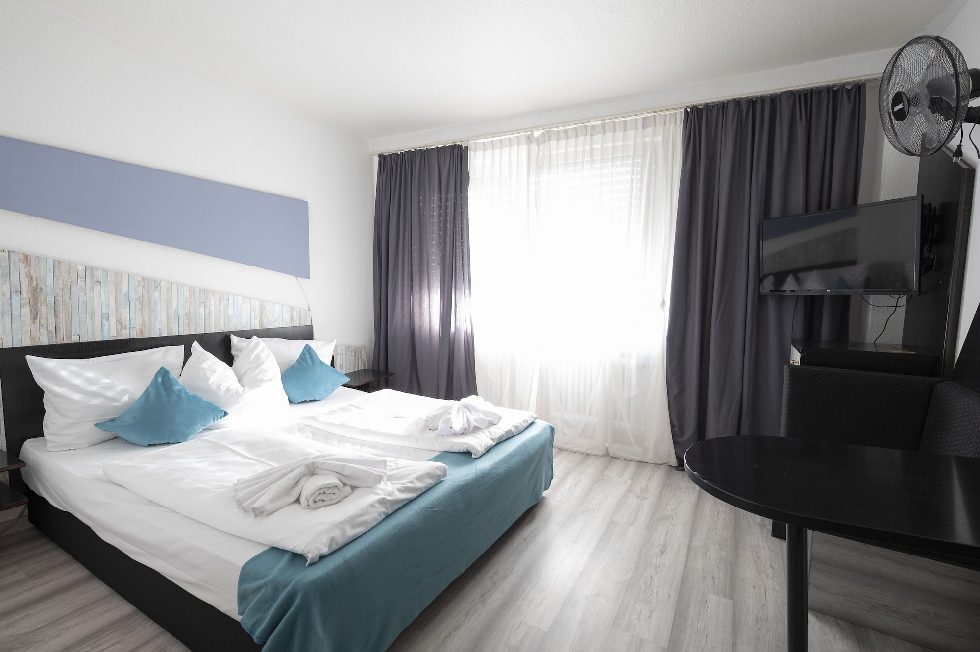 ROOM, TWIN BEDS