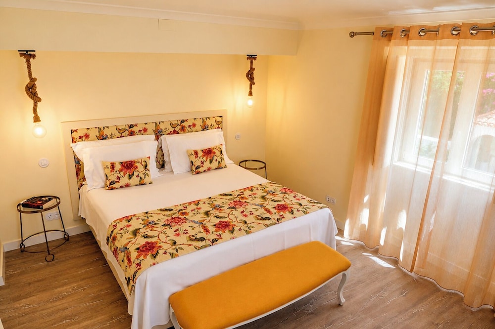 3 Bedrooms, Cottage, Villa, 1 Double and 4 Single Beds