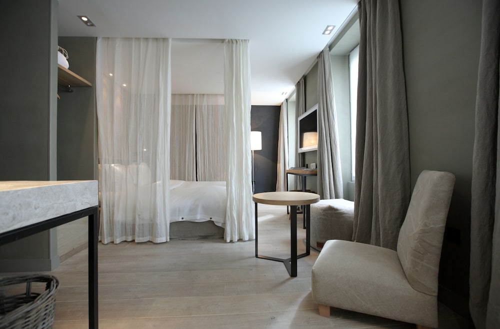 Hidden Hotel 27/79