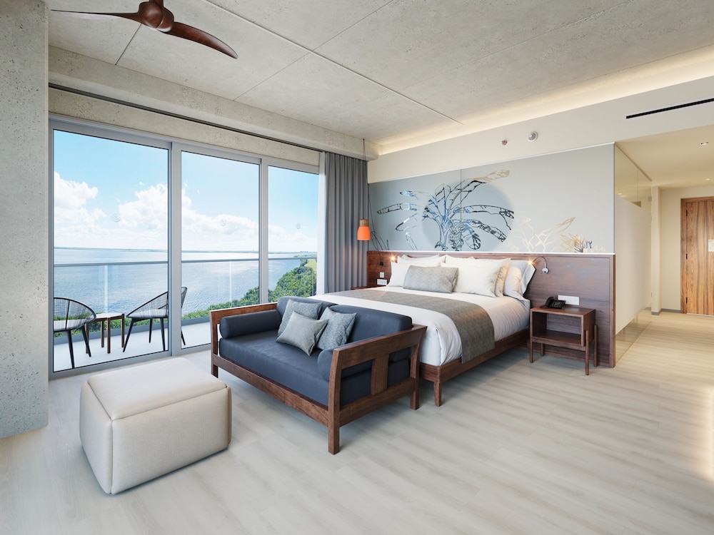 Vantage, Club, Suite, King Bed, Bay View, Corner