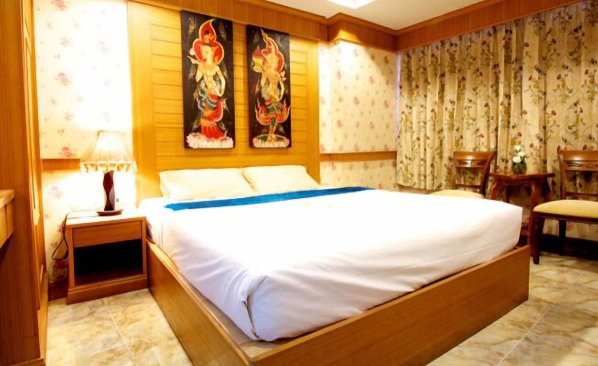DELUXE, KING BED