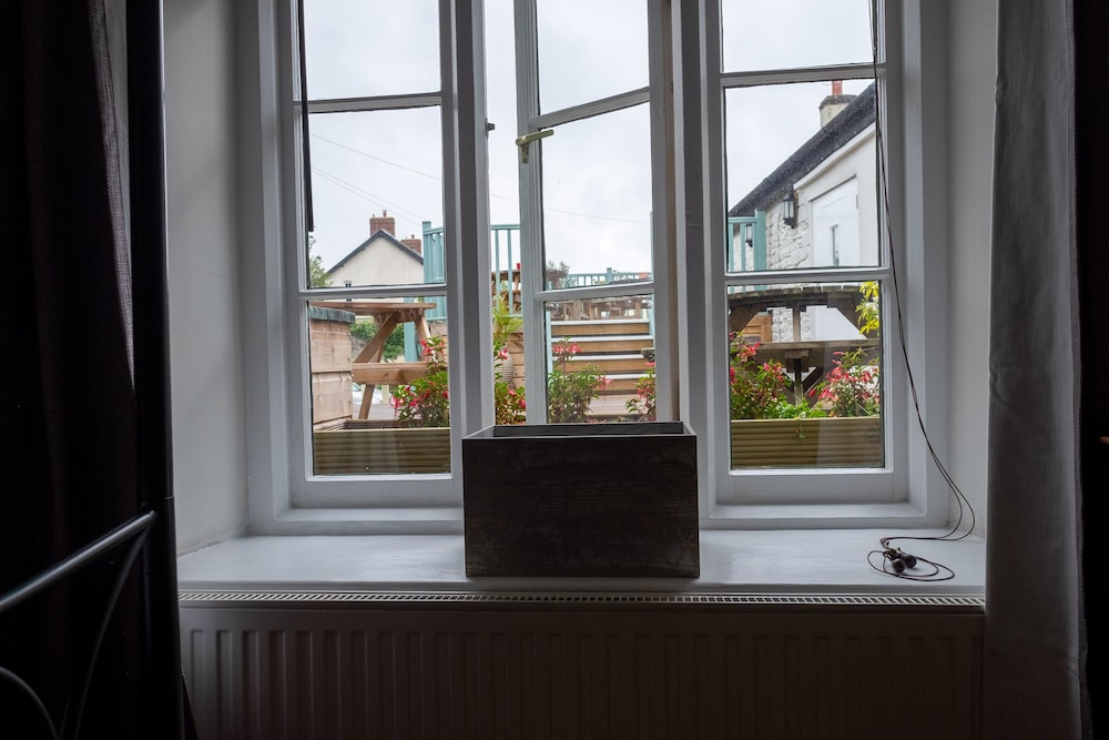 The Red Lion. 28/59