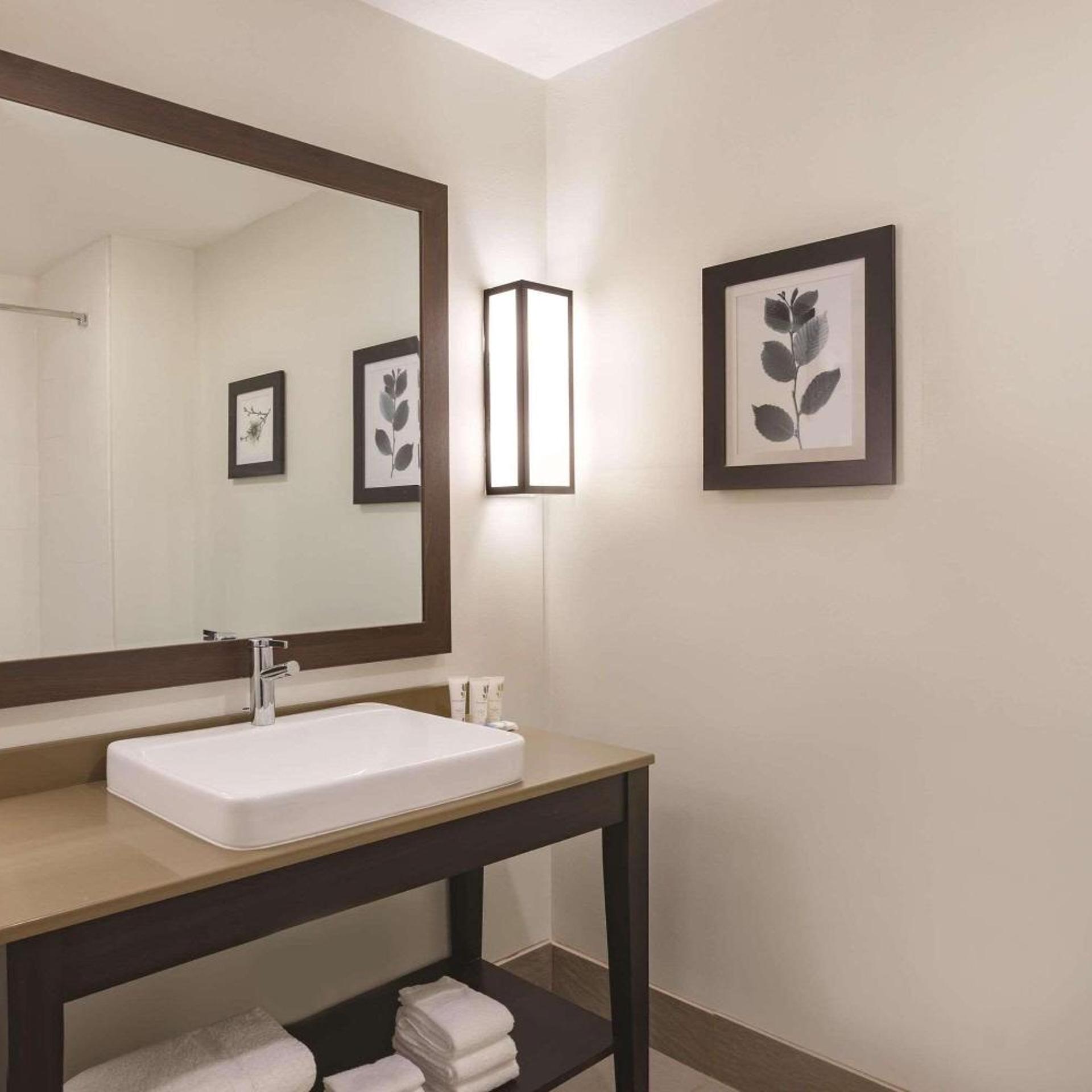 جناح استوديو بسرير كينج مع أريكة، Country Inn & Suites by Radisson Macon West, GA 2/2