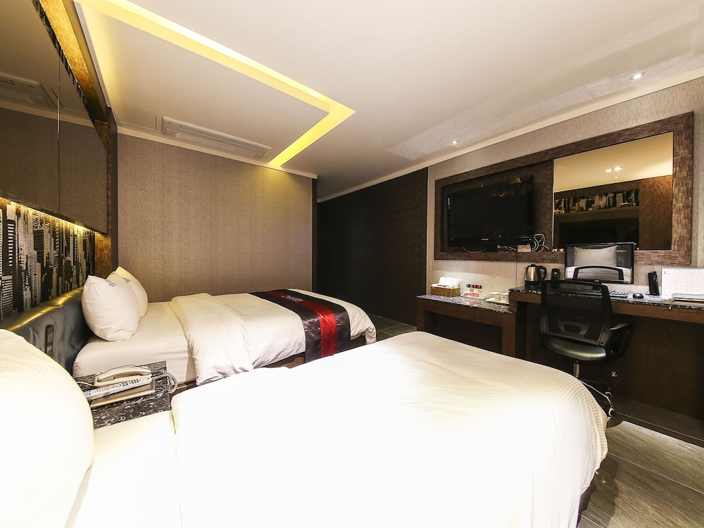 Zenith Hotel 14/63