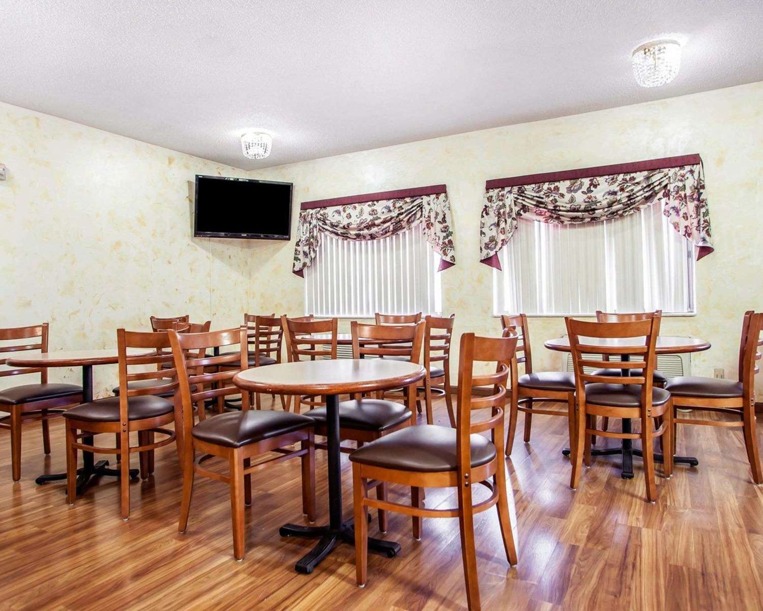 Quality Inn & Suites Champaign North - Urbana 21/23