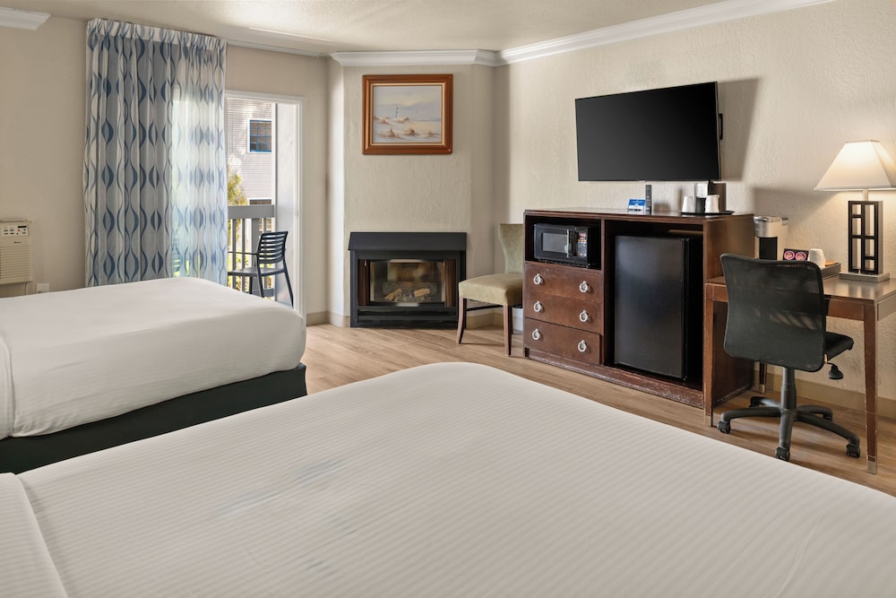 غرفة بسريرين كوين، Cannery Row Inn 5/6