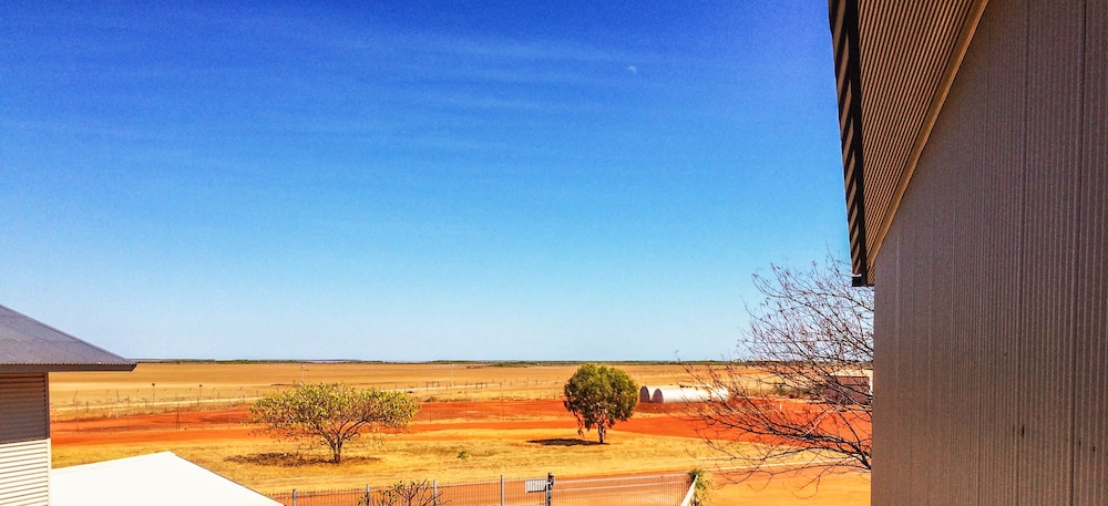 SPINIFEX HOTEL 27/39