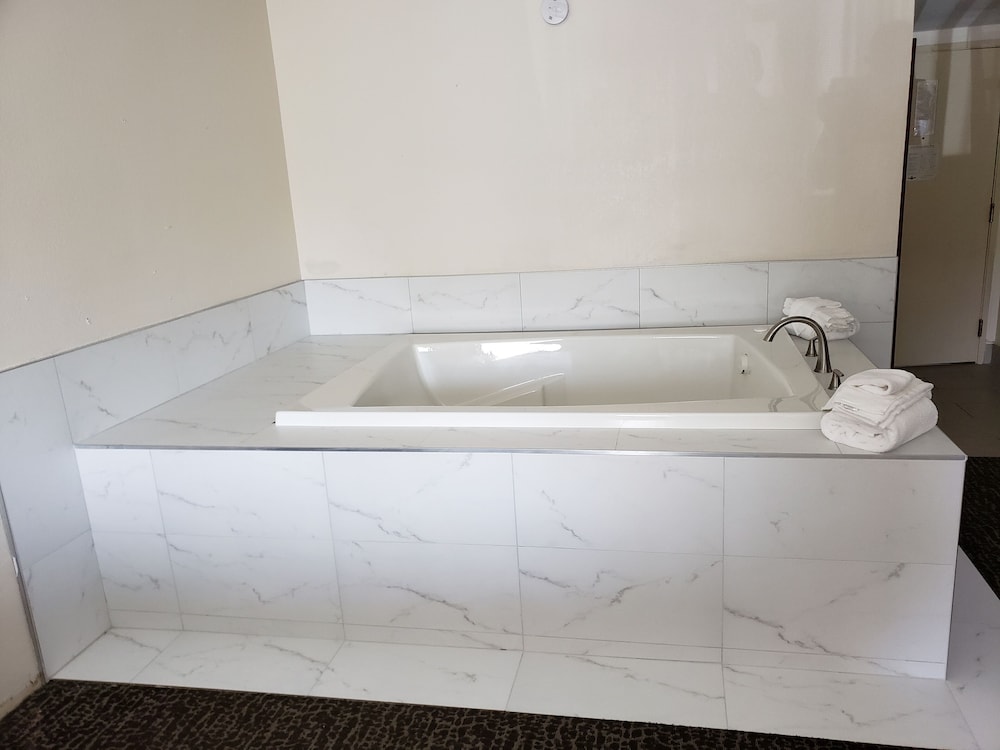 Chicago Club Inn & Suites 20/32