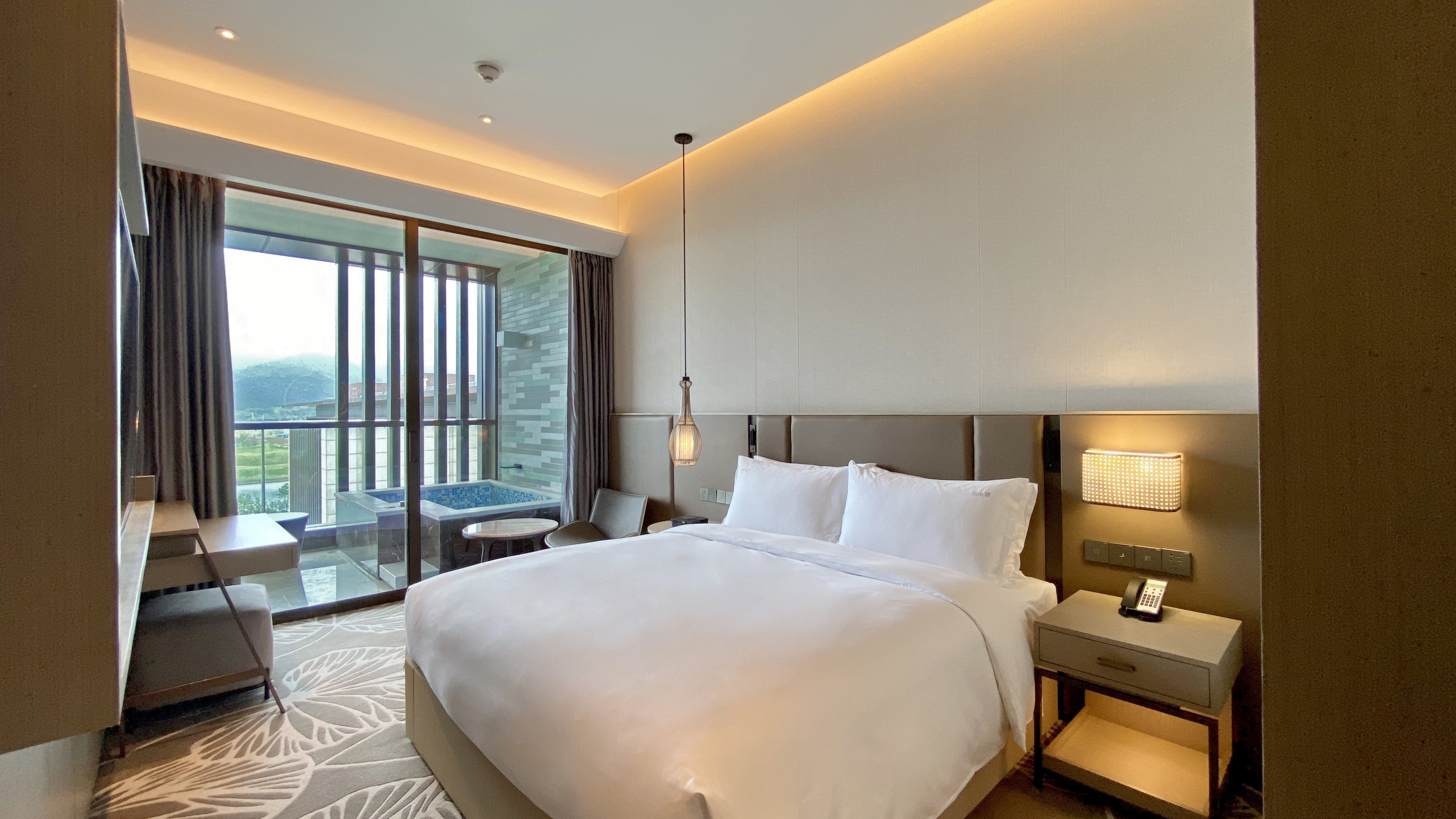 Suite, King Bed, Lake View