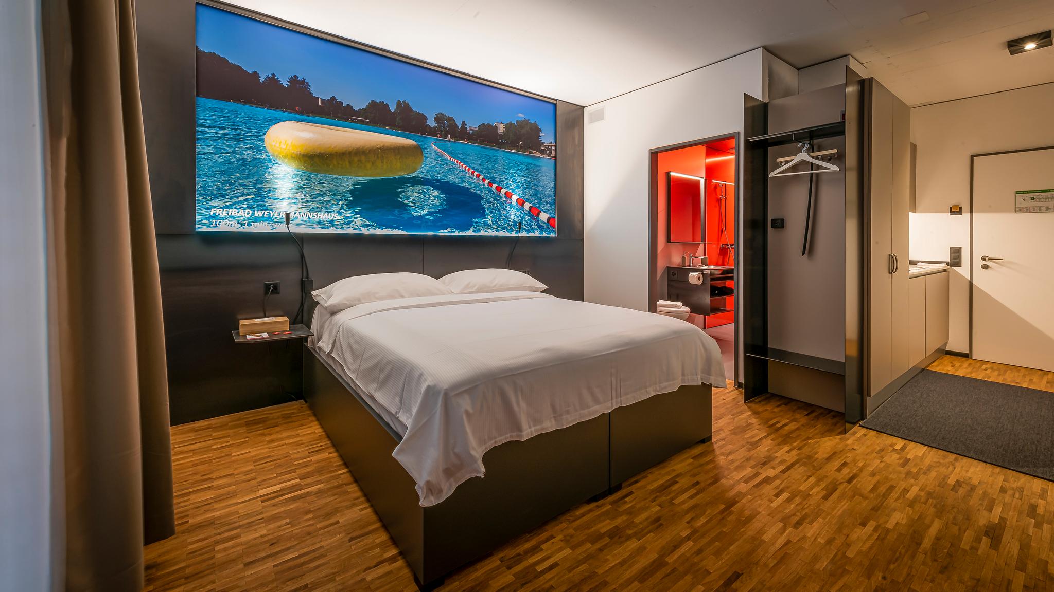 Courtyard, Twin Beds
