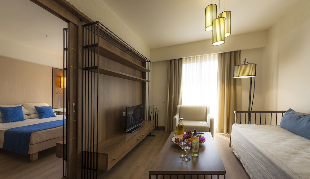 LIV HOTEL BY BELLAZURE 21/56