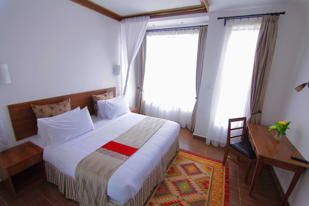 LUKENYA GETAWAY 8/50