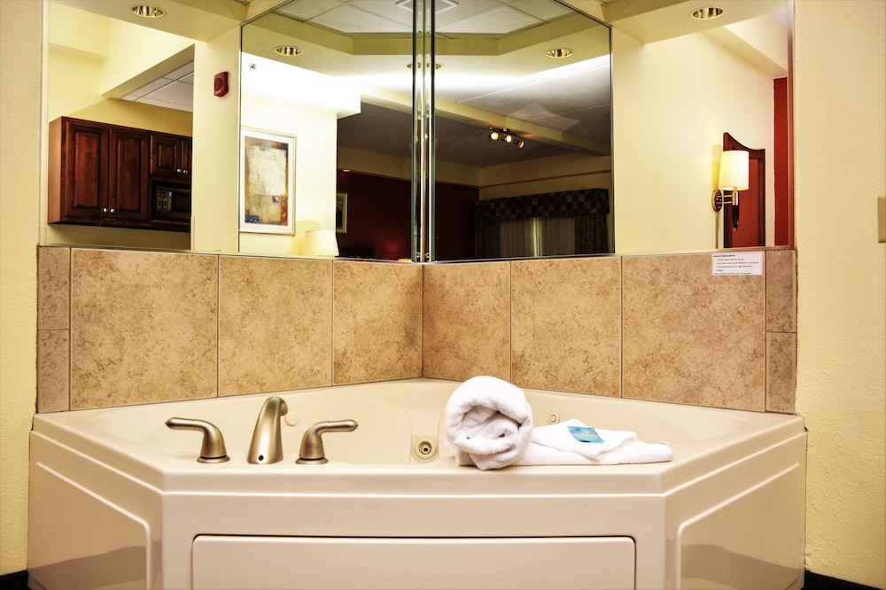 Four Points by Sheraton Fayetteville Fort Liberty 7/41