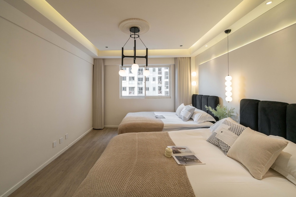 2 Bedrooms, Senior, Apartment, 1 Queen and 2 Double Beds, Bathtub، Book and Bed-People's Square 3/10