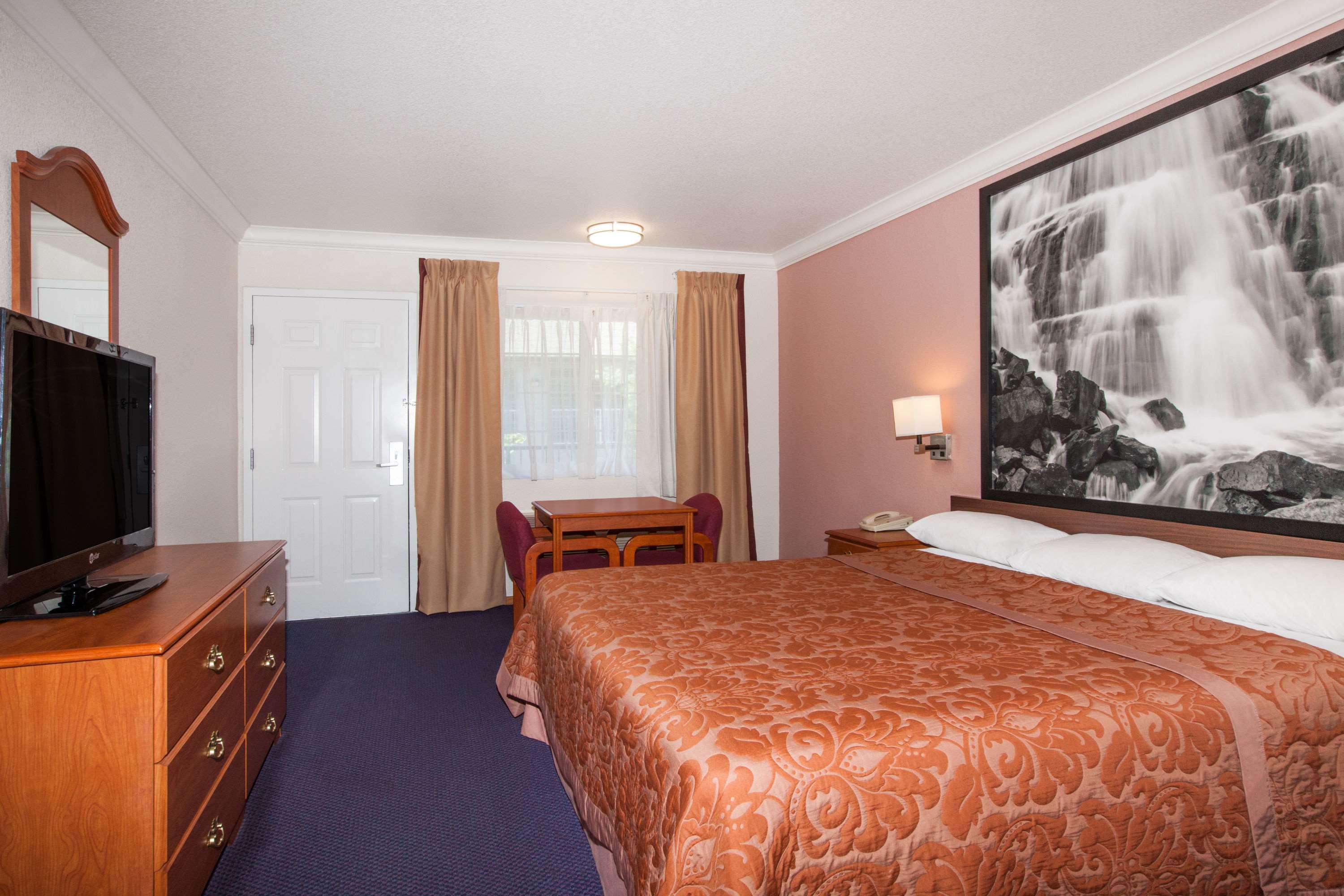 Creekside Inn & Suites 8/47