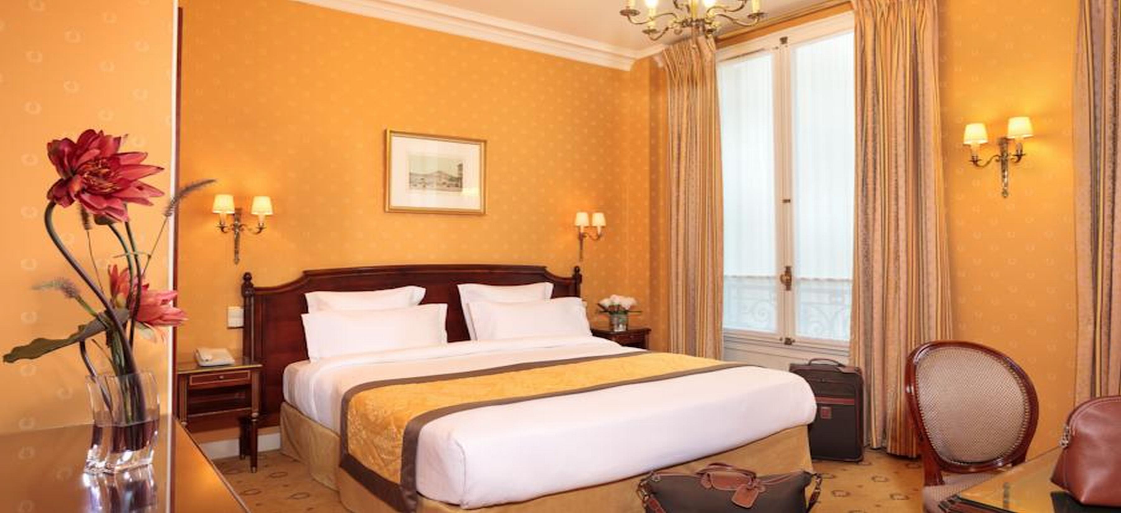DELUXE, DOUBLE OR TWIN BED