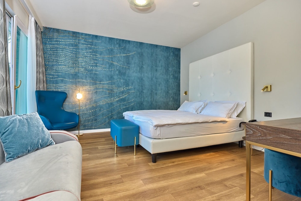 EXECUTIVE, DOUBLE OR TWIN BED, BALCONY