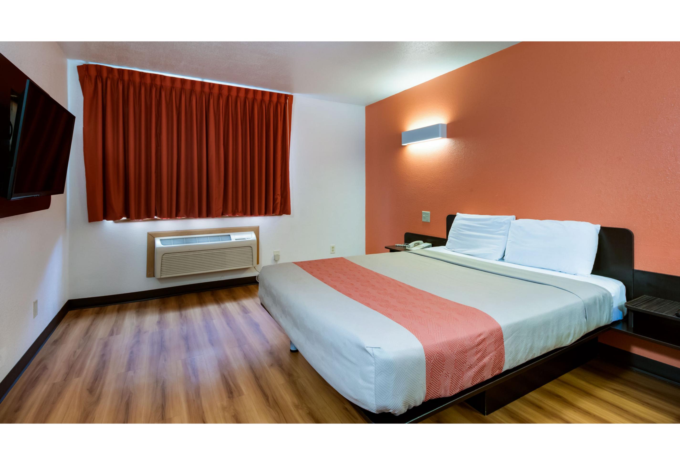 1 Full Bed - Non-Smoking