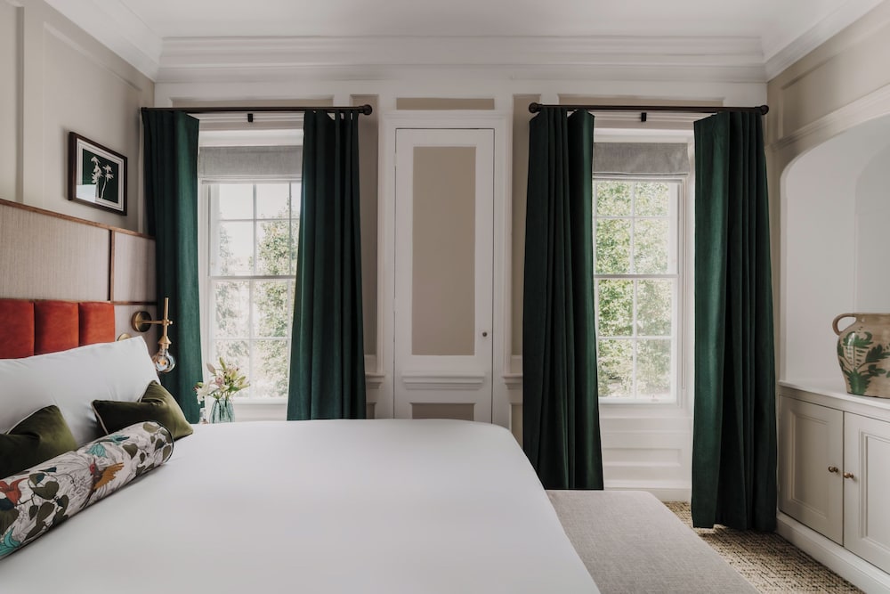 Classic, Double Bed, City View