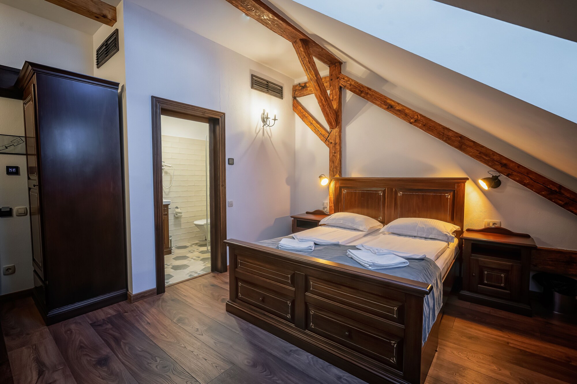 ROOM, QUEEN BED