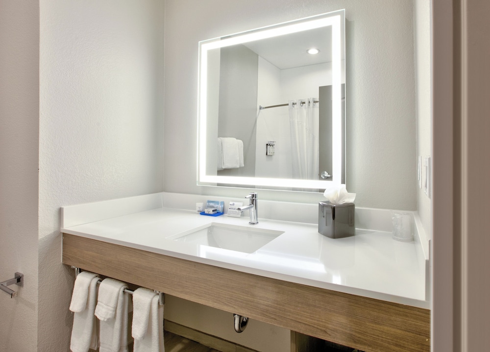 جناح بسريرين كوين بمنطقة جلوس، Holiday Inn Express Amp Suites North Dallas At Preston 5/5
