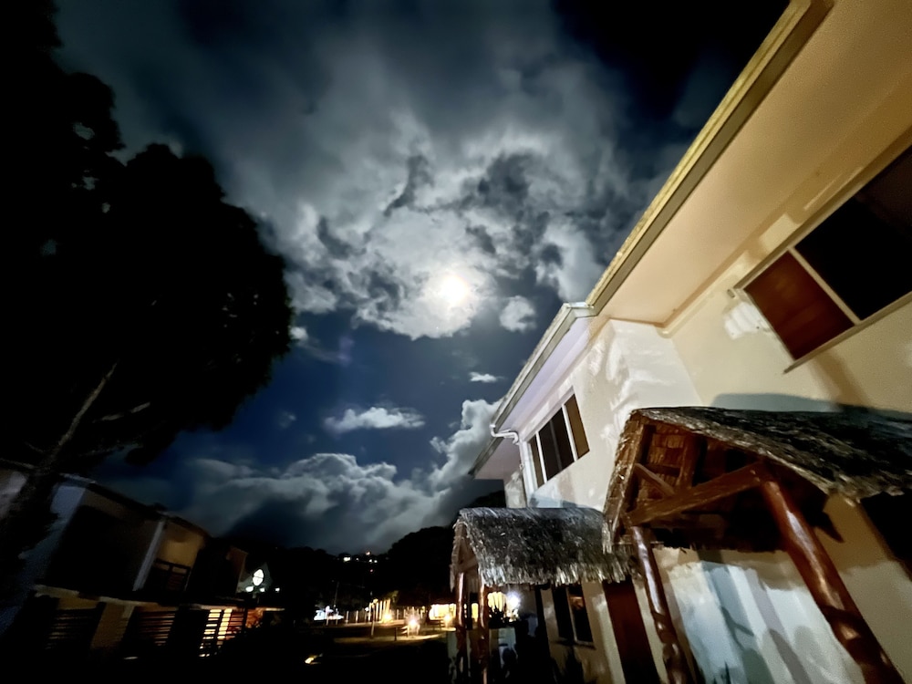 Cocomo Resort 3/50