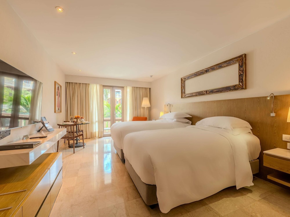 SUPERIOR, TWIN BEDS, POOL VIEW, BALCONY