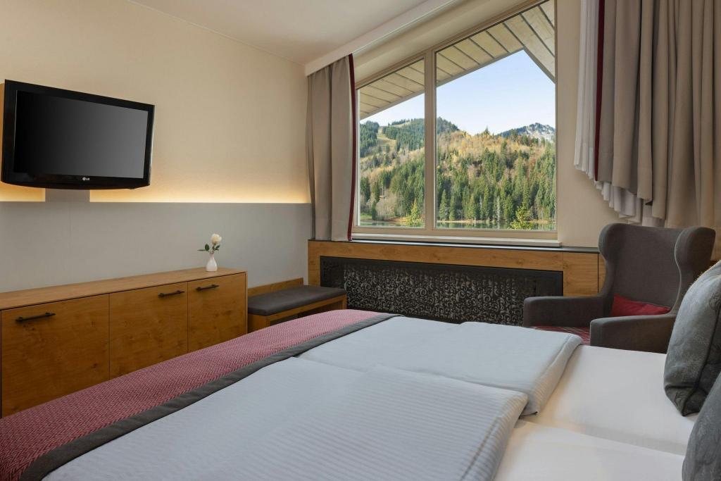 2 Bedrooms, Executive, Suite, King Bed, Round Bed, Lake View, Balcony