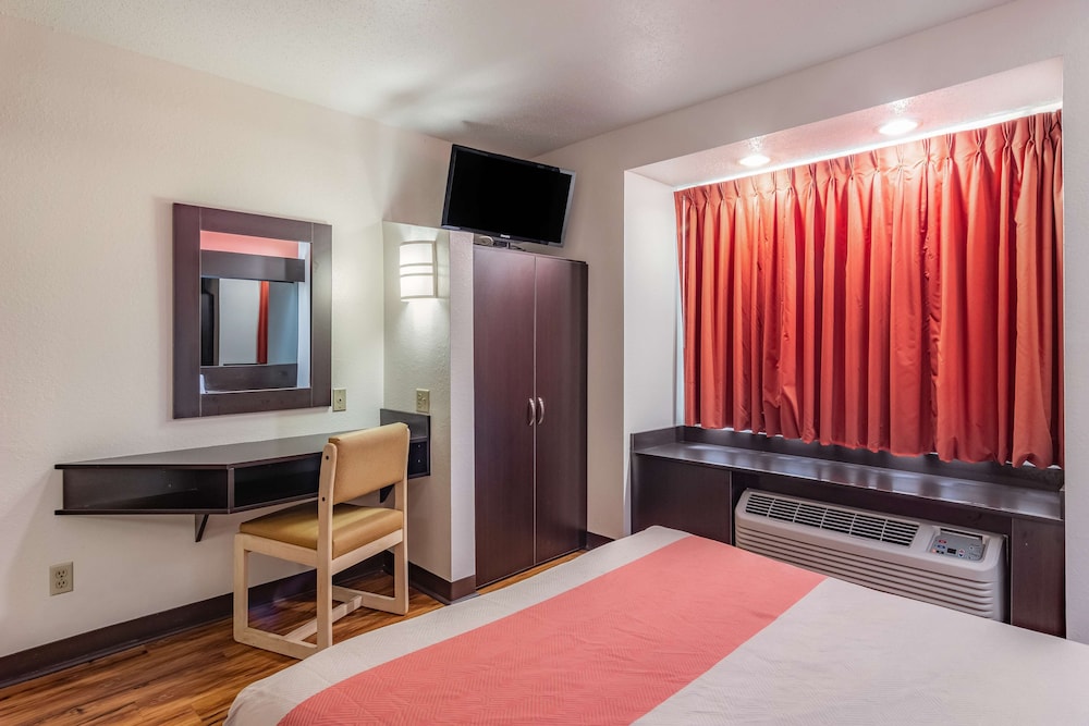 Motel6 Chattanooga, TN - Downtown 23/40