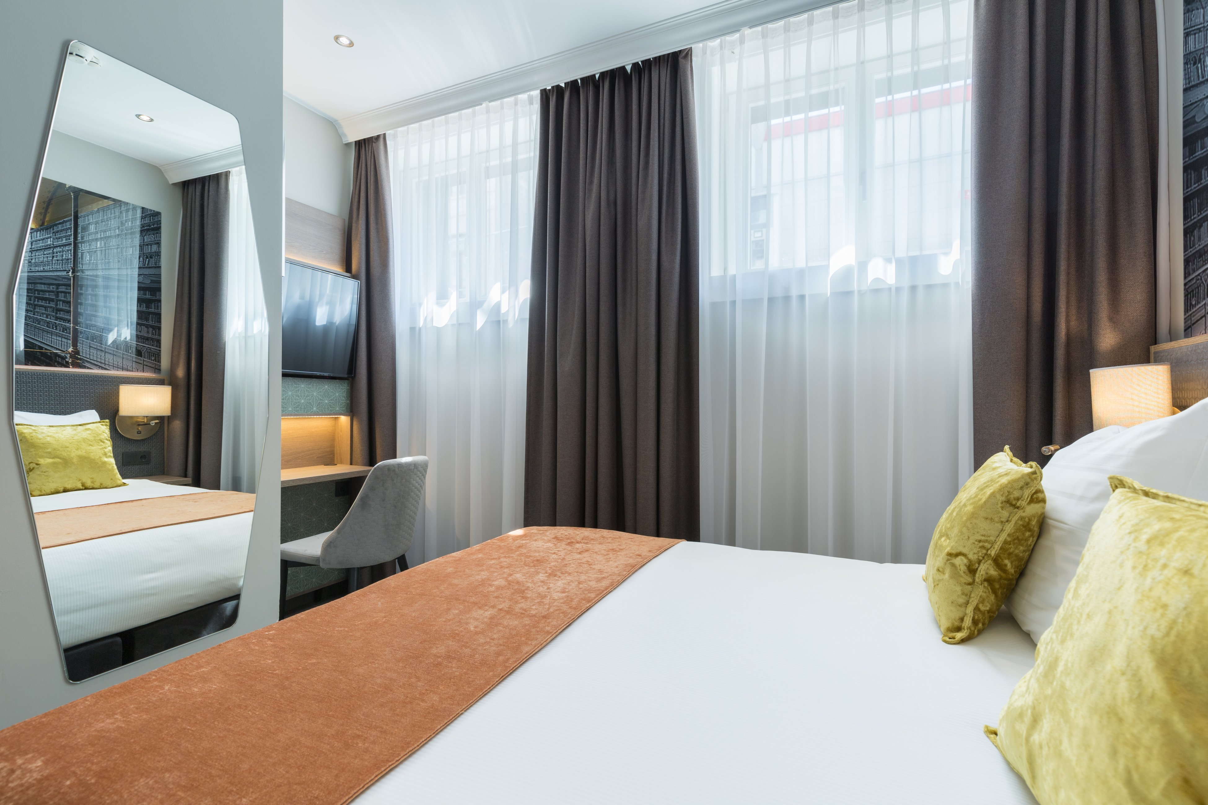 Comfort, Double Bed, Partial View، Leonardo Hotel Amsterdam Museum Quarter 2/4