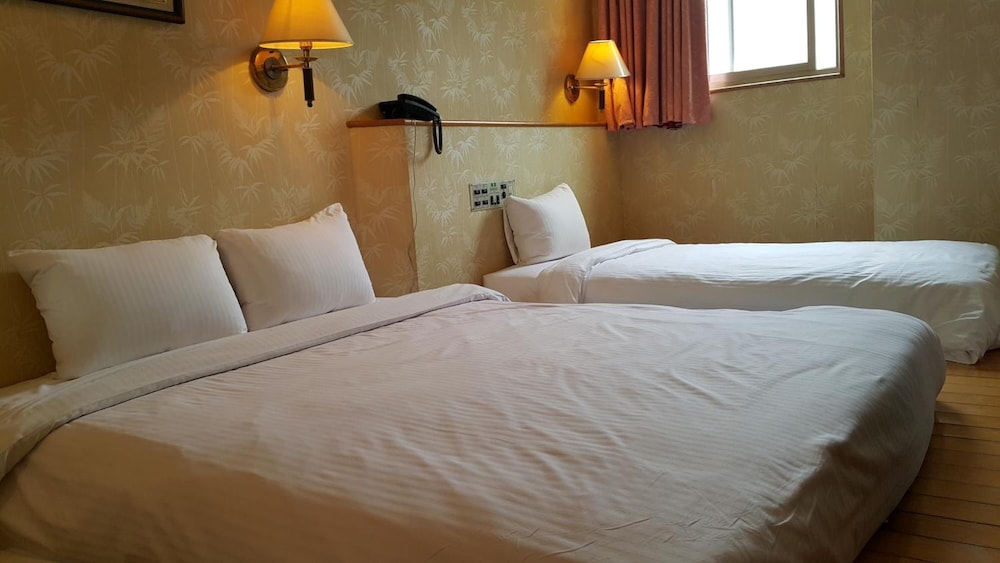 Empire Hotel 16/52