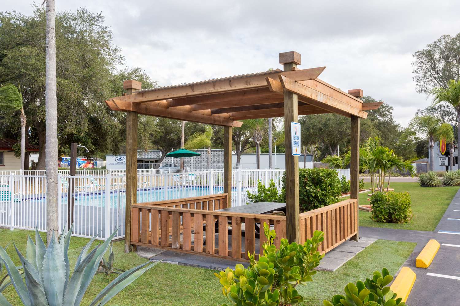 Super 8 By Wyndham Sarasota Near Siesta Key 2/29