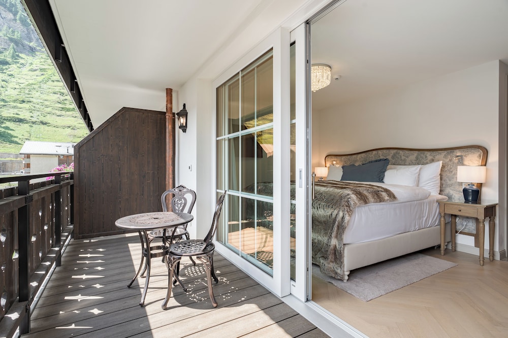 Petite, Deluxe, King Bed, Mountain View