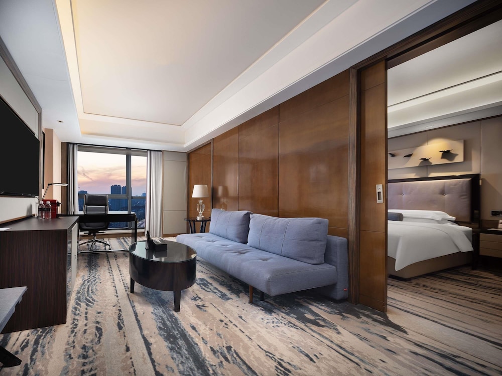 FAMILY SUITE, KING BED, SOFA