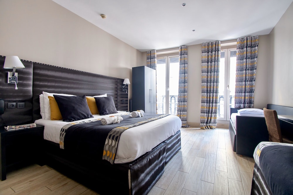 ROOM, QUADRUPLE