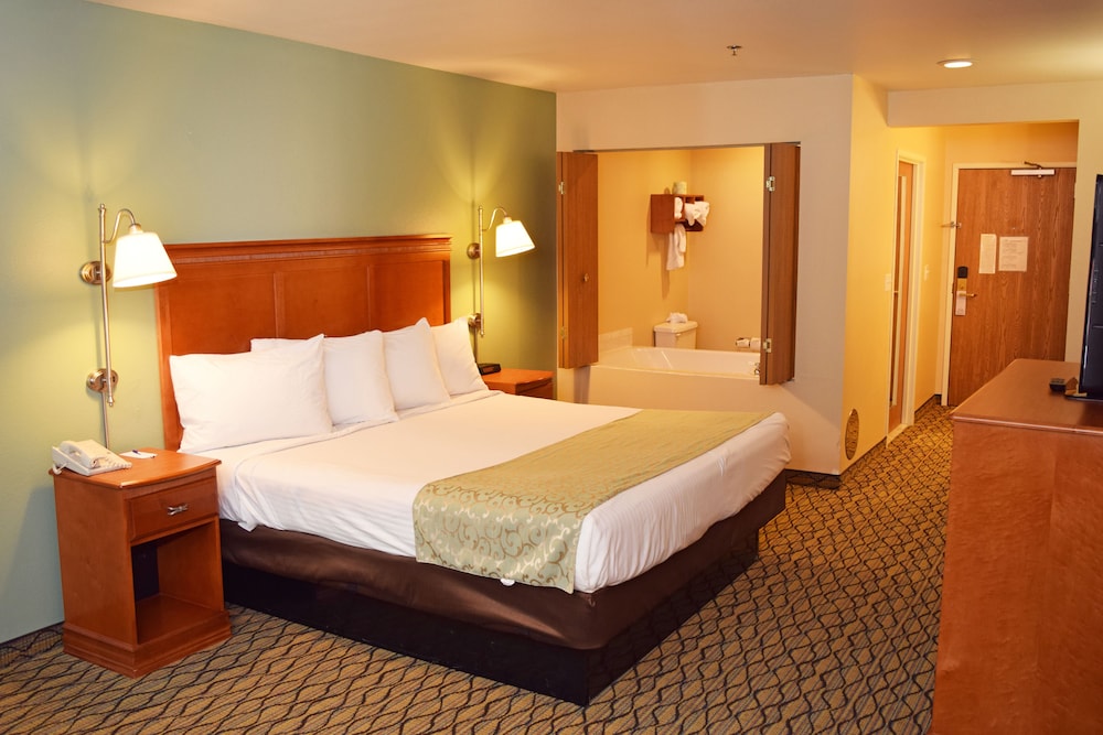Standard, King Bed, No Lake View, Jetted Tub