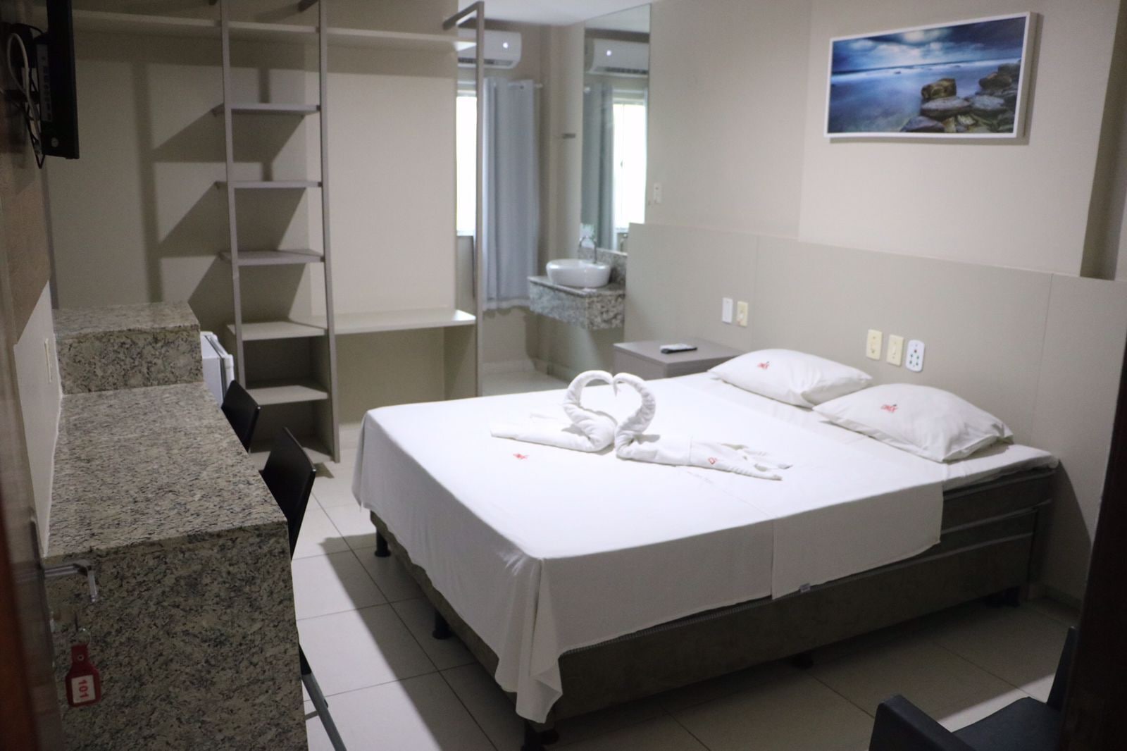 ROOM, DOUBLE BED