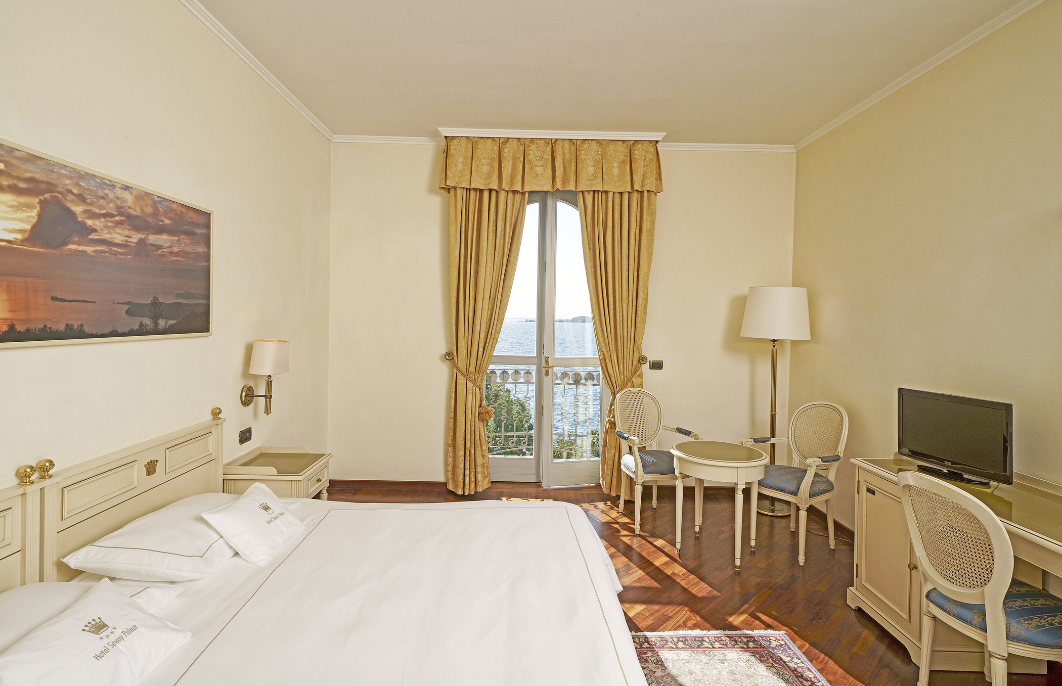 غرفة ديلوكس بسرير مزدوج بإطلالة على البحيرة بشرفة مع سرير إضافي، Hotel Savoy Palace 3/8